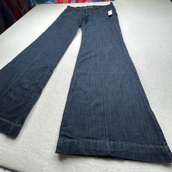 Old Navy NWT Women's "The Diva" Flared Jeans, size 6 Regular Wide Leg Boot Cut - Picture 2 of 16